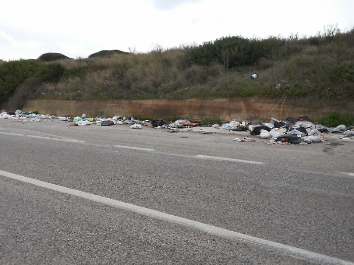 Inciviltà e menefreghismo nella strada provinciale 105 Scoglitti - Santa Croce (Rg)