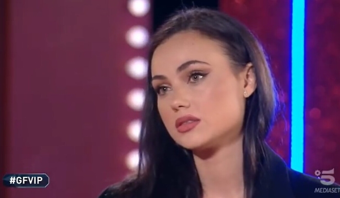 GFVip, proposta d'amore per la siciliana Rosalinda Cannavò. Ma lei prende tempo