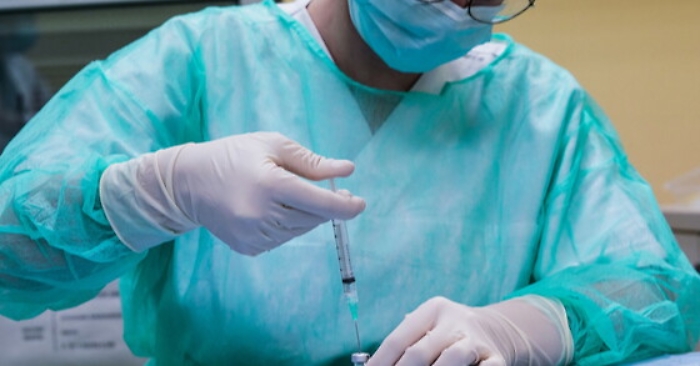 "Furbetti" del vaccino a Ragusa, sospesi due dirigenti dell' Asp