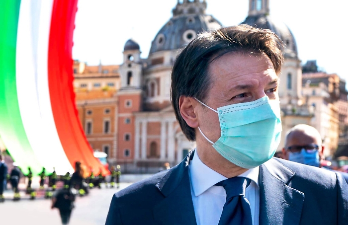 Governo, post di Conte su dimissioni: la sua pagina Fb invasa da like