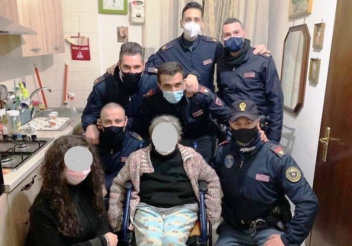 Caltanissetta, premiati poliziotti che hanno regalato la macchina del caffè a un'anziana