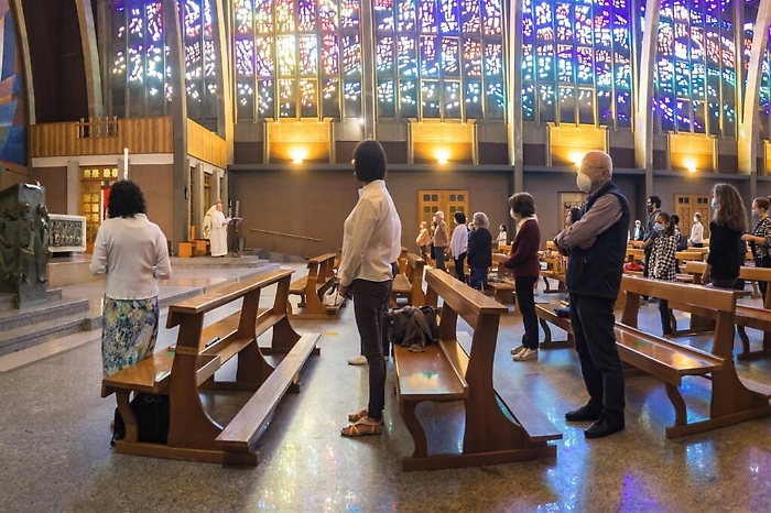 A Messa torna lo "scambio della pace": niente stretta di mano ma solo uno sguardo