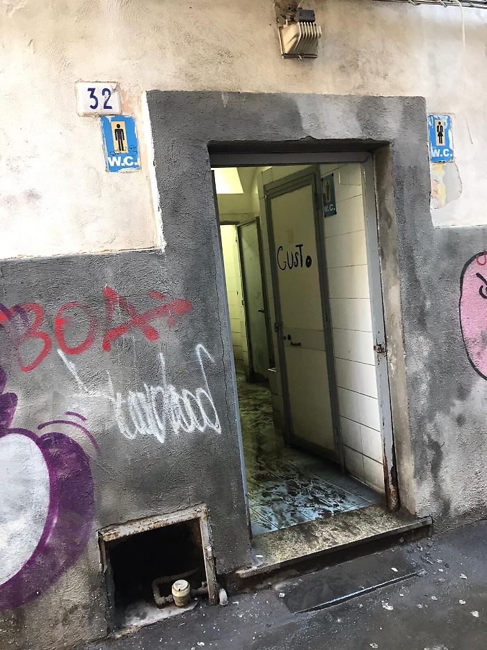 Catania: unico servizio WC di via Candio in stato indecoroso