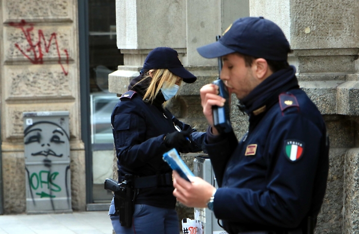 Acireale, positiva al Covid esce di casa e falsifica autocertificazione