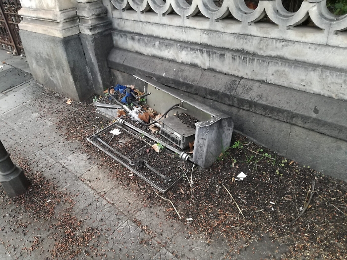 Catania: rifiuti in Viale Regina Margherita