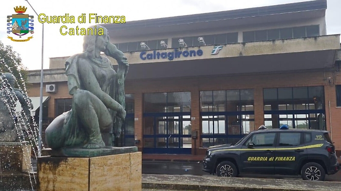 Caltagirone, cinque anziani multati: giocavano a briscola alla stazione