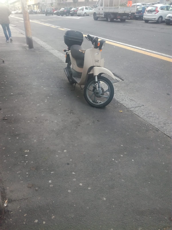 Catania: scooter da mesi abbandonato in Via Leopardi