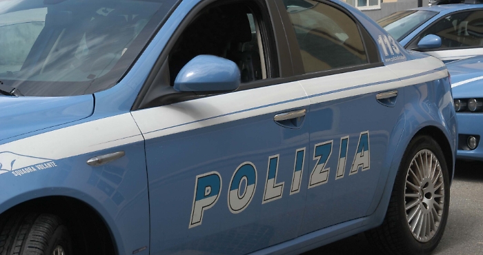 Palermo, forzano posto di blocco anti Covid e si scontrano con auto Polizia: presi
