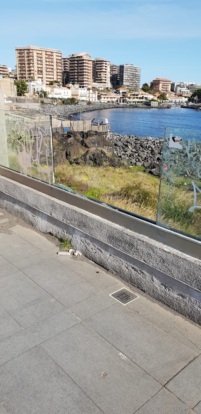 Catania: vetri infranti in Piazza Europa