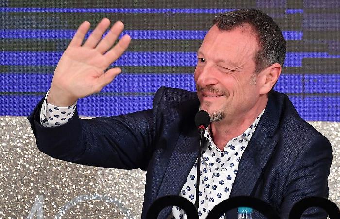 Sanremo 2021, Amadeus non lascia (anche senza il pubblico)