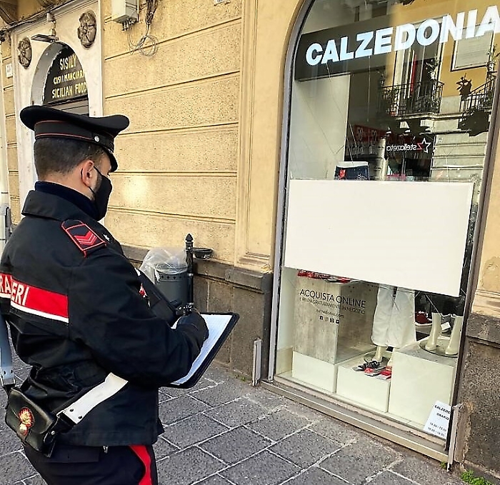 Catania, tentano di sfondare vetrina "Calzedonia" in via Etnea: presi