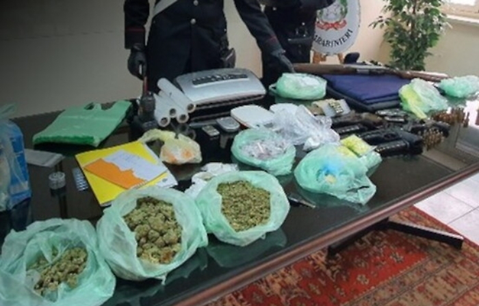 Siracusa, l'insospettabile con la cassaforte piena di armi e droga