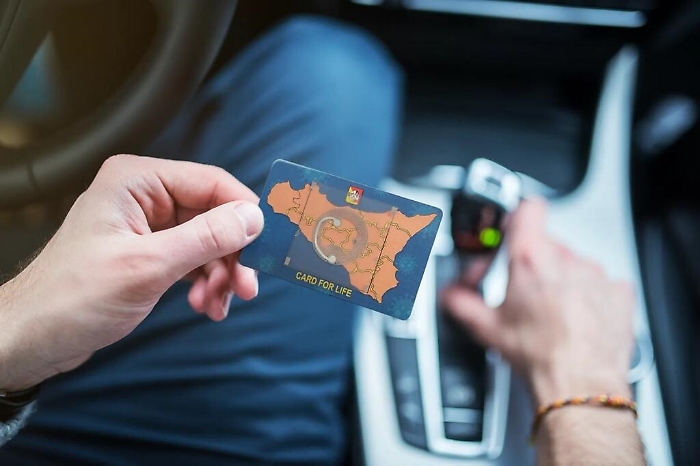 CARDforLife, un “pass” per la normalità: tracciamento digitale per i vaccinati