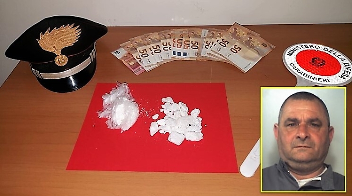 Catania, non si ferma all'alt dei carabinieri e getta dal finestrino 80 grammi di cocaina