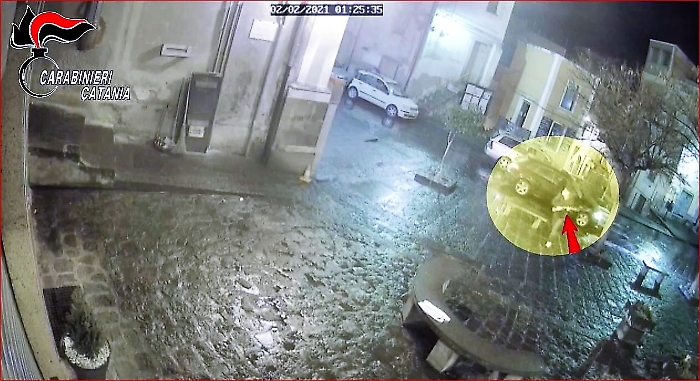 Bronte: nega panino fuori orario a clienti, loro sparano con un fucile