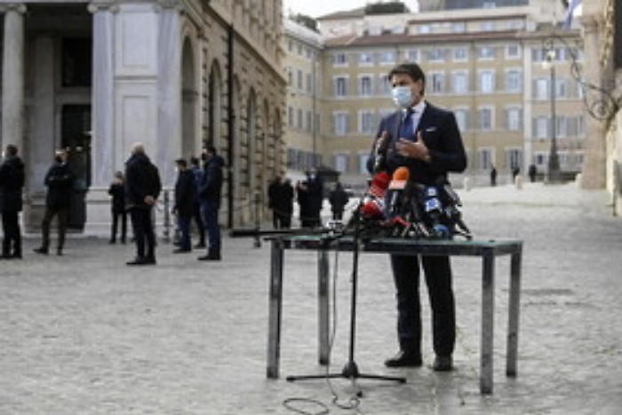 Governo, il predellino di Conte: avvocato molla ormeggi e lancia coalizione con Pd e Leu
