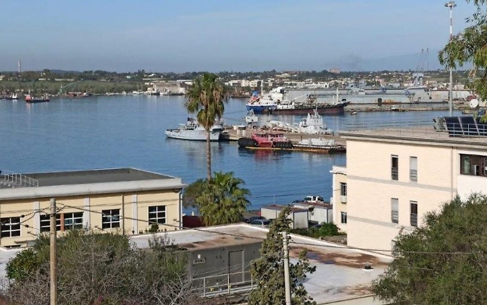 Sversamento di gasolio nel porto di Augusta, disinquinamento in corso