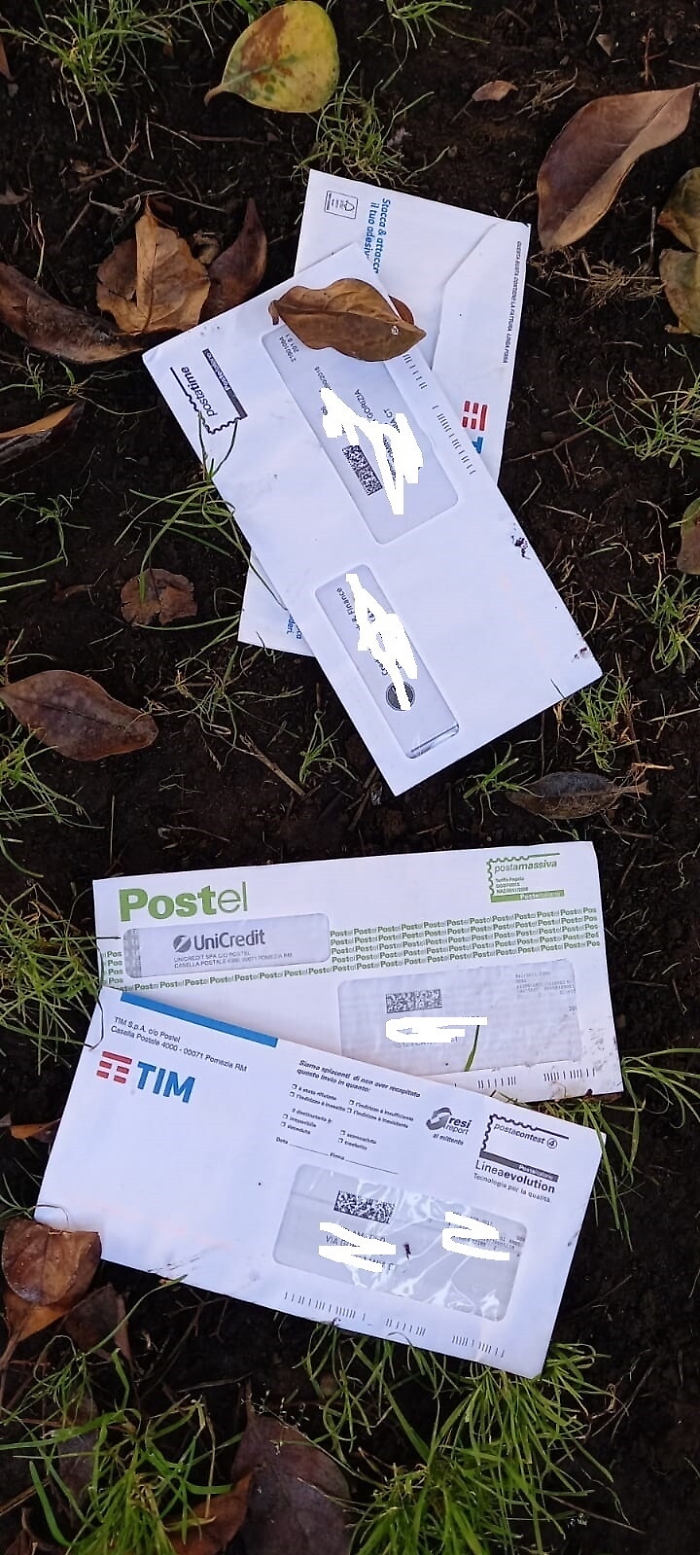 Catania. Posta privata non recapitata e buttata per terra