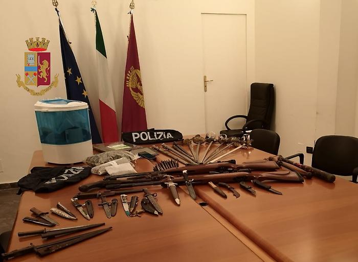 Palermo, aveva in casa baionette, pistole, pugnali e sciabole: arrestato
