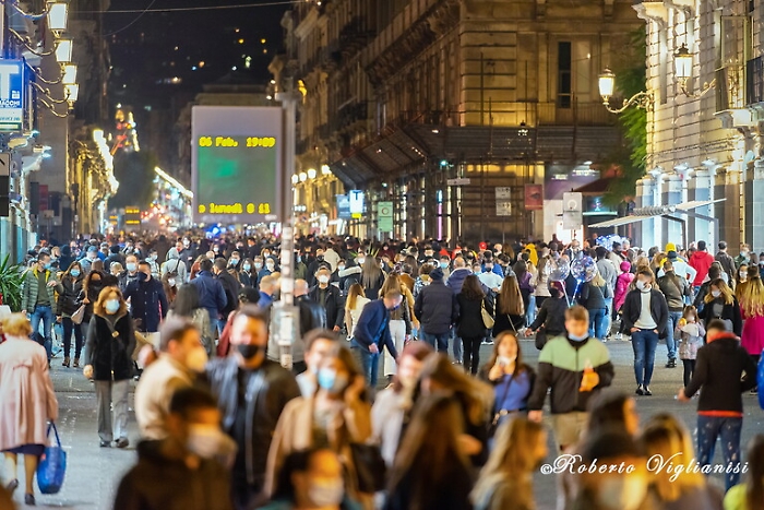 Il Codacons: «Piazze e vie dello shopping a numero chiuso o denunciamo i sindaci»