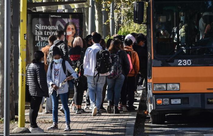 Rientro a scuola alle Superiori, segnalati bus pieni di studenti