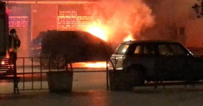 Auto cronista in fiamme a Caltagirone: la solidarietà di M5S e Assostampa