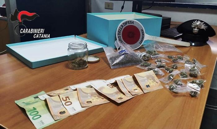 Catania, denunciato giovane pusher: nella sua camera 85 grammi di marijuana