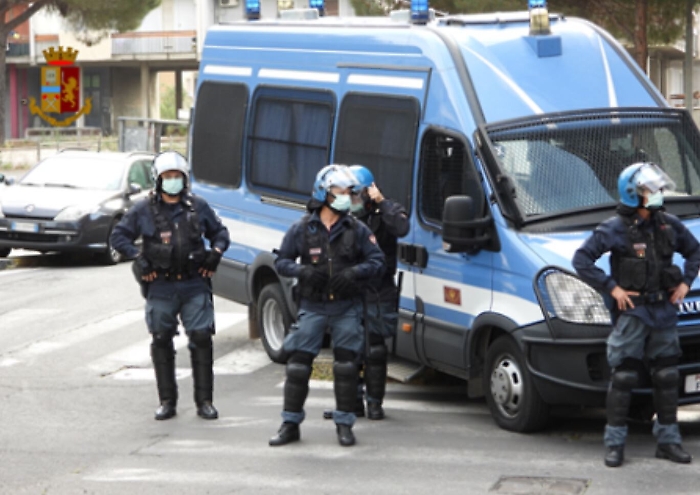 Traffico di droga, armi e tentati omicidi: blitz della polizia a Catania, nove arresti