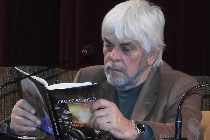 Lo scrittore Valerio Massimo Manfredi in gravi condizioni per le esalazioni di monossido di carbonio