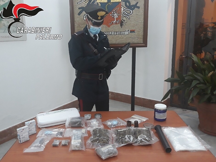 La droga nascosta tra le parrucche, due arresti a Palermo