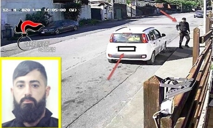 Prese disabile a bastonate per rapina, 26enne arrestato nel Catanese