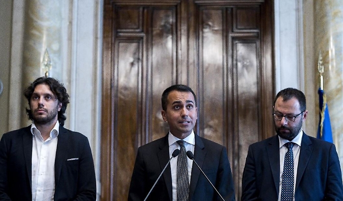 M5S implode nel paradosso del no al voto su Rousseau