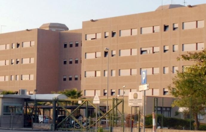 Augusta, detenuto va in escandescenza: feriti sette agenti e un medico