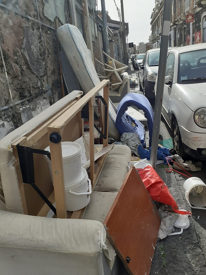 Catania: rifiuti abbandonati in via Messina
