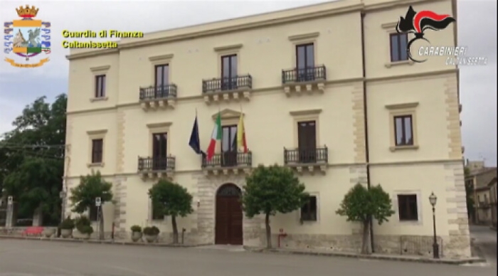 Appalti pubblici in cambio di favori, ex sindaco del Nisseno torna in libertà