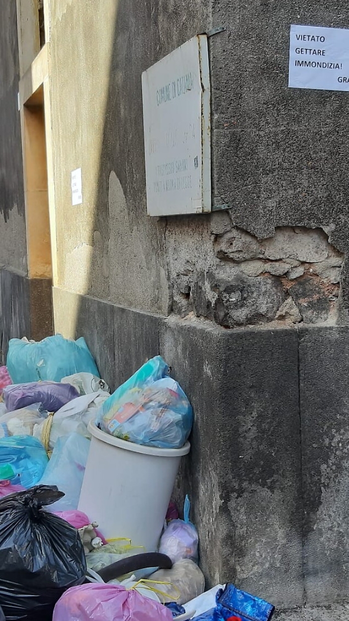 Catania: via Giordano Bruno ridotta ad immondezzaio