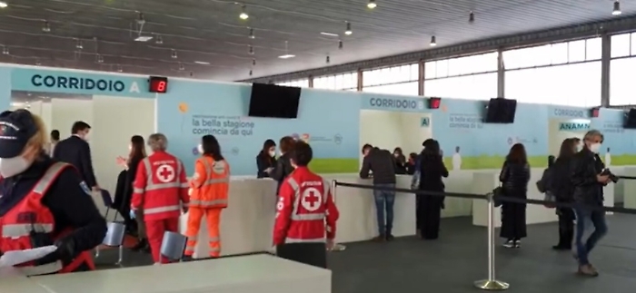 Vaccini, Musumeci perplesso su fine campagna a settembre: «AstraZeneca ha dimezzato dosi»