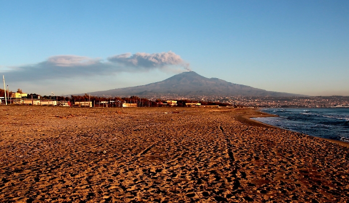 Etna, attività stromboliana dal cratere di Sud-Est e tremore vulcanico in aumento