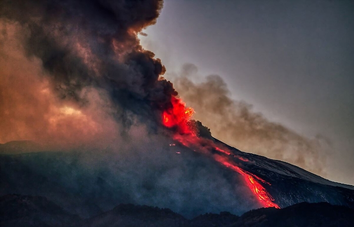 Etna, riprende l'attivit&agrave; esplosiva: &egrave; il sesto parossismo in 8 giorni