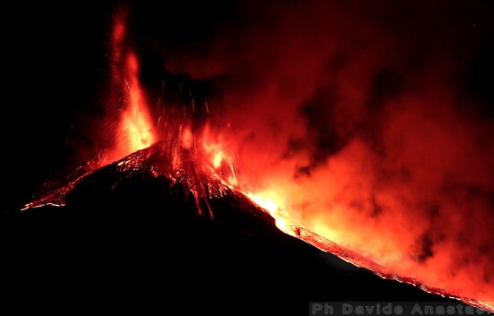 Etna, notte “tranquilla” sul vulcano ma continuano le colate laviche