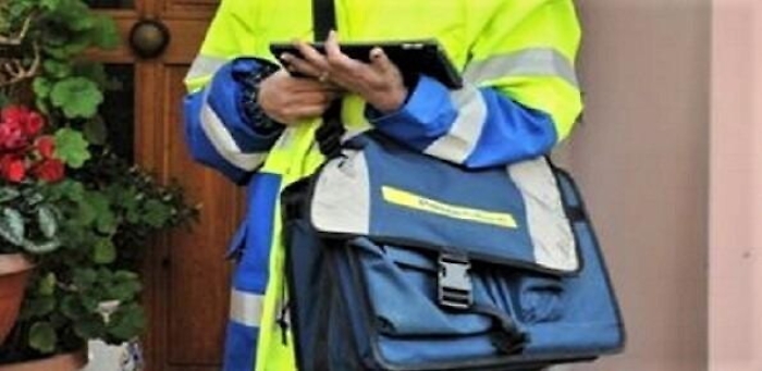 Prenotazione vaccini over 80: ora si pu&ograve; fare anche col portalettere