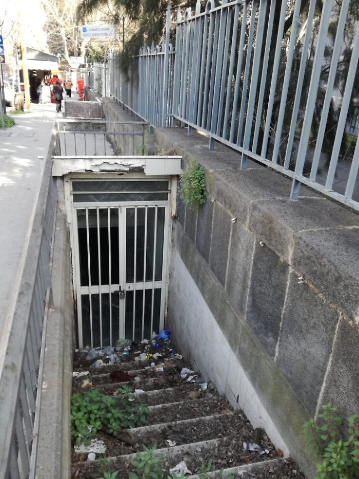 Catania: servizi igienici chiusi da anni al v.le M. Rapisardi