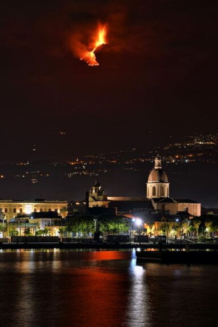 Due luci si riflettevano, ieri sera, sull'acqua del porto di Riposto