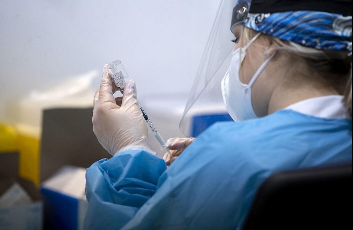 «Entro l'estate il 70% degli europei vaccinato» 
e spunta il "passaporto" per poter viaggiare