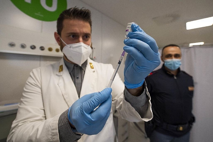 Covid, anche in Sicilia operatori sanitari "no-vax"
e la Ugl: «Serve una legge che regoli la questione»