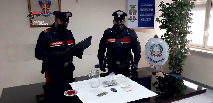 Siracusa, si fa spedire la droga col corriere: denunciato un catanese