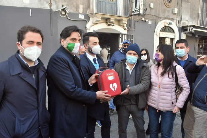 Catania, nuovo defibrillatore installato in piazza Bellini dopo furto
