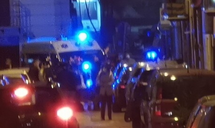 Le parcheggiano auto davanti casa: disabile danneggia 30 macchine