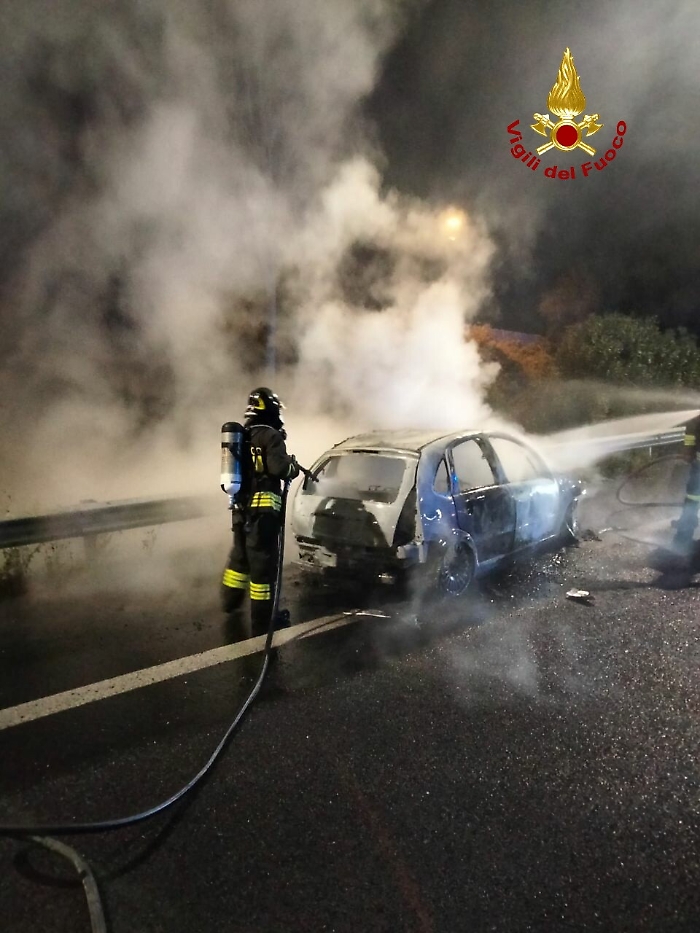 Catania, incidente lungo viale Mediterraneo: auto in fiamme e lunghe code