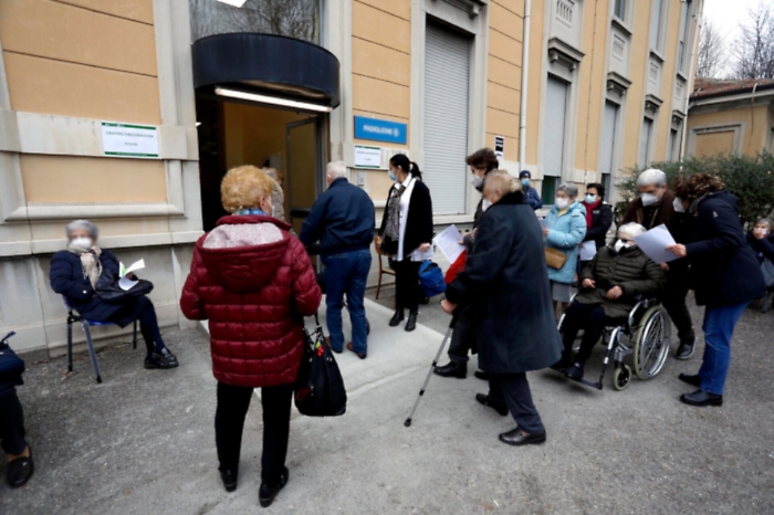 Covid: ottantenni in fila senza vaccino, richiamati dall'Asp: «Oggi avranno la dose»